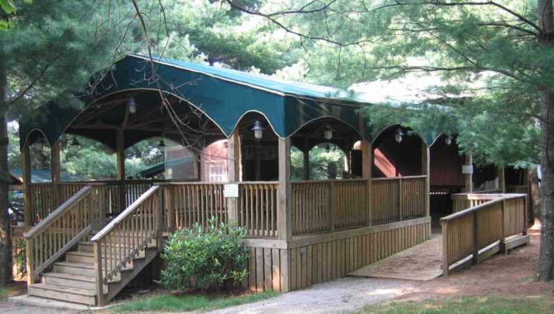 Pine Tavern Restaurant - pavilion